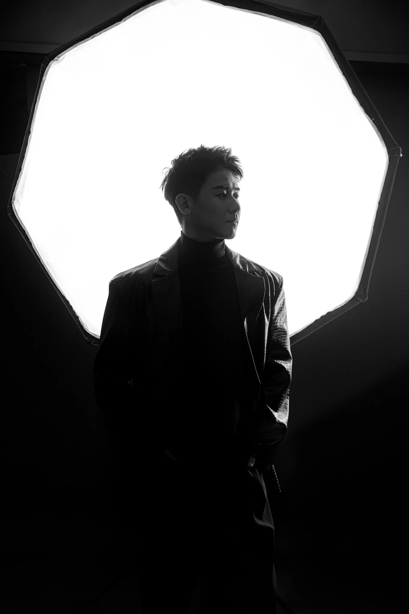 Black-and-white portrait of Yizhen Zhang in front of an octagonal studio light